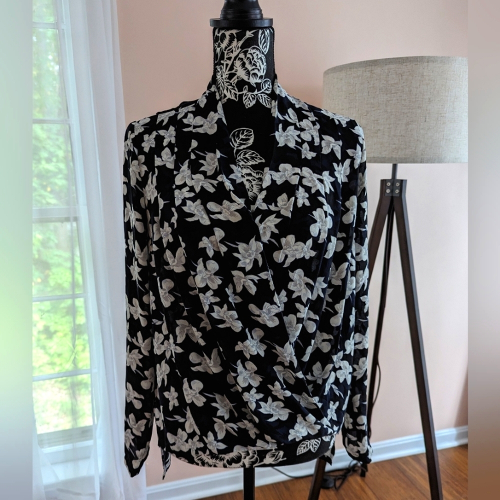 Ann Taylor Women's black/off white floral long sleeve cross body blouse  Size S